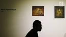 Pengunjung melihat karya yang dipajang dalam pameran bersama bertajuk 'Mutual Unknown' di Galeri Nasional, Jakarta, Sabtu (3/6). Pameran ini menampilkan karya-karya dari sembilan seniman muda Asia Tenggara. (Liputan6.com/Immanuel Antonius)