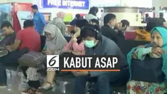 Kabut asap akibat kebakaran hutan dan lahan membuat aktivitas penerbangan di Bandara Sultan Syarif Kasim II, Pekanbaru, Riau terganggu dan terjadi penumpukan calon penumpang di ruang tunggu, Senin (23/9/2019).