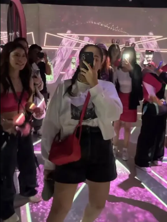 Nagita Slavina tampil dengan outfit kasual mengenakan long sleeve top, short pants, dan sling bag pink. @raffinagita1717.