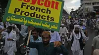 Pengunjuk rasa di Pakistan membawa spanduk 'Boikot Prancis', dalam aksi protes terhadap penerbitan ulang kartun Nabi Muhammad oleh tabloid Prancis Charlie Hebdo (AFP PHOTO / YONHAP)