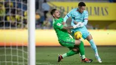 Pemain Barcelona, Vitor Roque berebut bola dengan kiper Las Palmas, Alvaro Valles pada laga lanjutan Liga Spanyol 2023/2024 di Gran Canaria stadium, Las Palmas, Spanyol, Jumat (05/01/2024) dini hari WIB. Ini merupakan penampilan pertama Roque bersama Blaugrana. (AFP/Desiree Martin)
