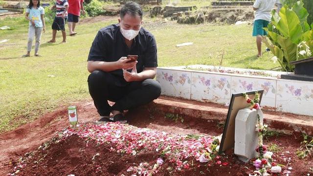 Penuh Haru, Ini 7 Potret Vicky Prasetyo Ziarah Ke Makam Ibu Kalina Ocktaranny