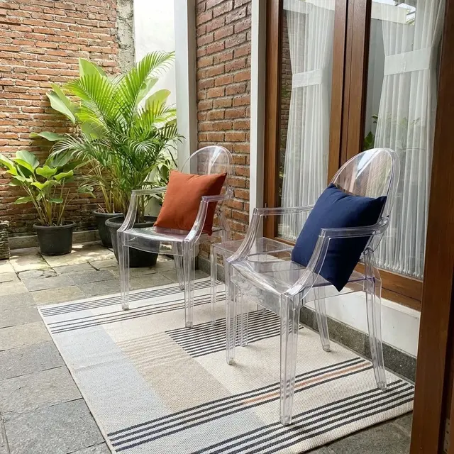 Model Teras Rumah Lahan Terbatas yang Muat Kursi Tamu