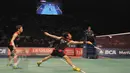 Ganda putra Korsel, Shin Baek Choel/Ko Sung Hyun mengembalikan kok ke Fu Haifeng/Zhang Nan asal Tiongkok di final BCA Indonesia Open 2015 di Jakarta, Minggu (7/6/2015). Shin Baek Choel/Ko Sung Hyun menang 21-16,16-21,21-19. (Liputan6.com/Andrian M Tunay)