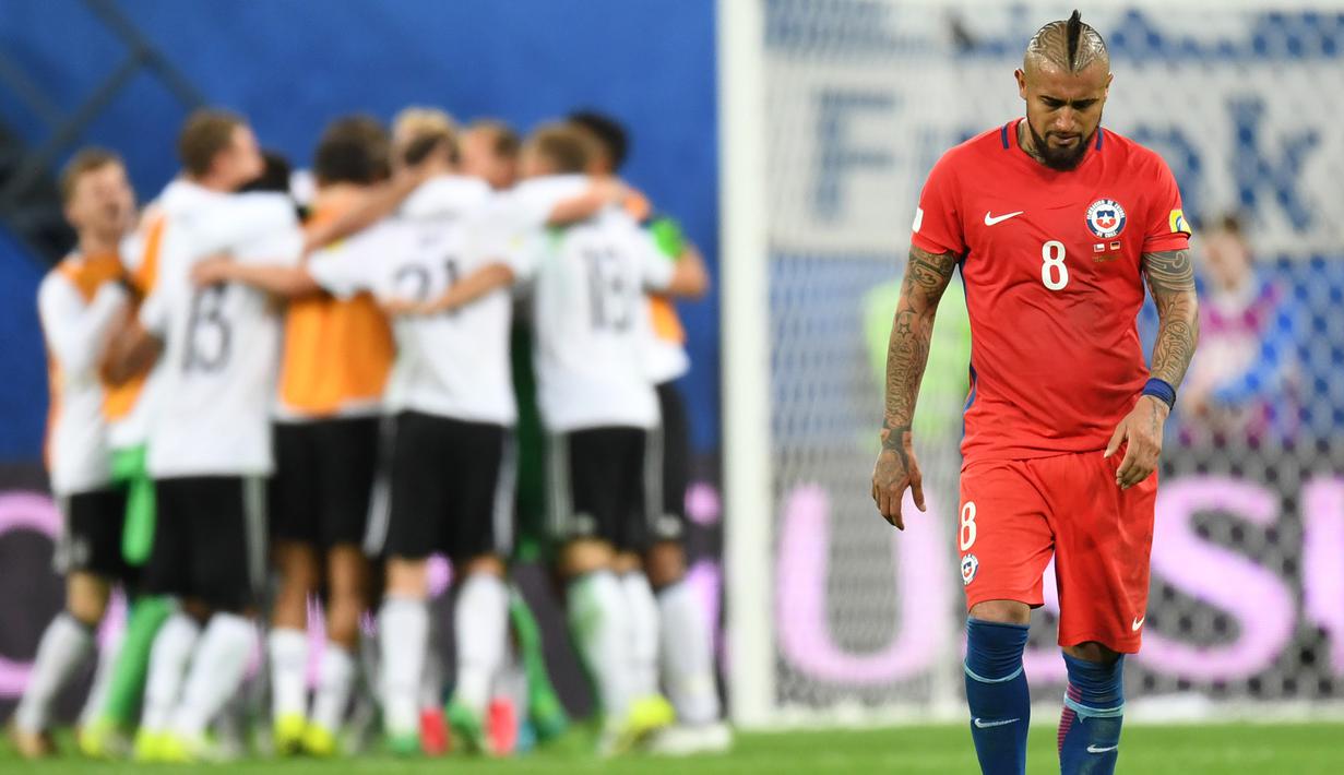 Gelandang Cile, Arturo Vidal, tampak kecewa usai gagal merebut Piala Konfederasi 2017 di Stadion Saint Petersburg, Rusia, Minggu (3/7/2017). Jerman menang 1-0 atas Cile. (EPA/Georgi Licovski)