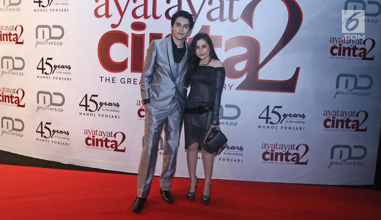 Maxime Bouttier dan Prilly Latuconsina berpose saat menghadiri gala premiere film Ayat Ayat Cinta 2 di Jakarta, Kamis (07/12). (Liputan6.com/Herman Zakharia)