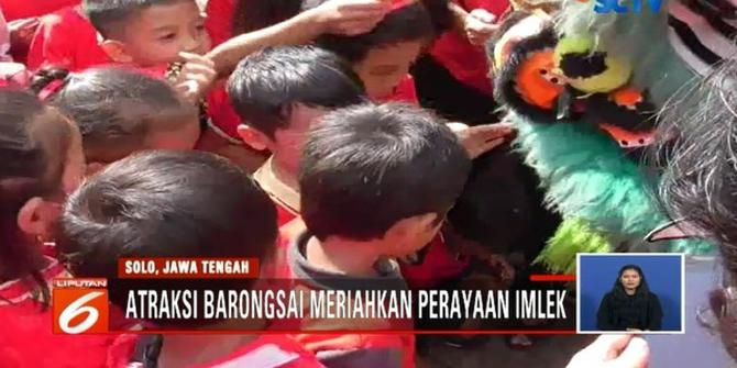 Ratusan Siswa SD di Solo Antusias Saksikan Pertunjukan Barongsai Saat Imlek