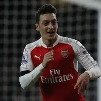 2. Mesut Ozil (Arsenal), sempat memecahkan rekor assist terbanyak pada awal musim. Namun pemain asal Jerman itu justru gagal bersinar jelang berakhirnya musim 2015/2016. (AFP/Adrian Dennis) 