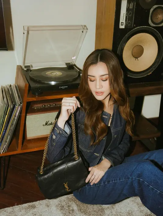 Dalam potret tersebut, nampak istri Thariq Halilintar itu yang menawan kenakan jaket denim panjang dengan kerah o-neck.