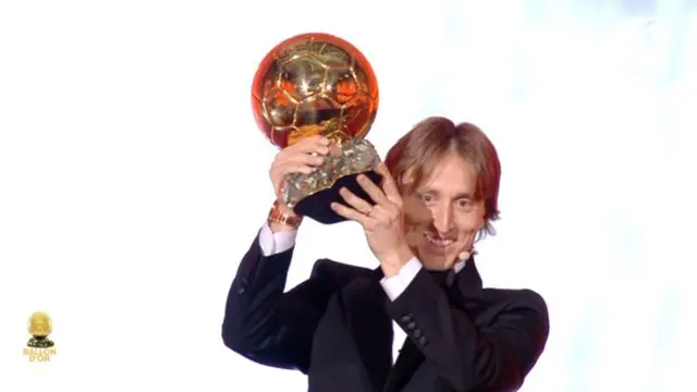 Pemain Real Madrid, Luka Modric meraih gelar Ballon d'Or 2018. Ia berhasil menyingkirkan Christiano Ronaldo.
