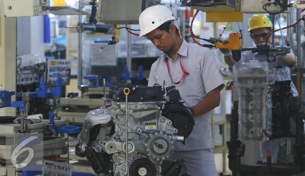 Pekerja merakit komponen mobil di PT Toyota Motor Manufacturing Indonesia (TMMIN), Jakarta, Senin (9/5). Pemerintah menetapkan industri kendaraan bermotor (KBM) sebagai prioritas untuk membangkitkan industri otomotif Nasional (Liputan6.com/Angga Yuniar)