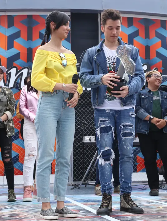 "Kami gladi resik cuma 15 menit sebelum acara. Tapi overall baik-baik aja sih. Banyak ketawa dan seru-seruannya. Soalnya kami jarang kumpul bareng," ungkapnya. (Nurwahyunan/Bintang.com)