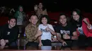 Saat menonton film yang dibintangi oleh Vino G Bastian, Deva Mahenra, Acha Septriasa dan Putri Ayudya itu ia tidak sendiri. Ahok mengajak anggota penanggulangan bencana dan anggota pemadam kebakaran DKI. (Andy Masela/Bintang.com)