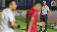 Pelatih Timnas Indonesia U-19, Fakhri Husaini saat laga melawan Timor Leste pada laga kualifikasi Grup K Piala AFC U-19 2020 di Stadion Madya Gelora Bung Karno, Jakarta, Rabu (6/11/2019). Indonesia unggul 3-1. (Liputan6.com/Helmi Fithriansyah)