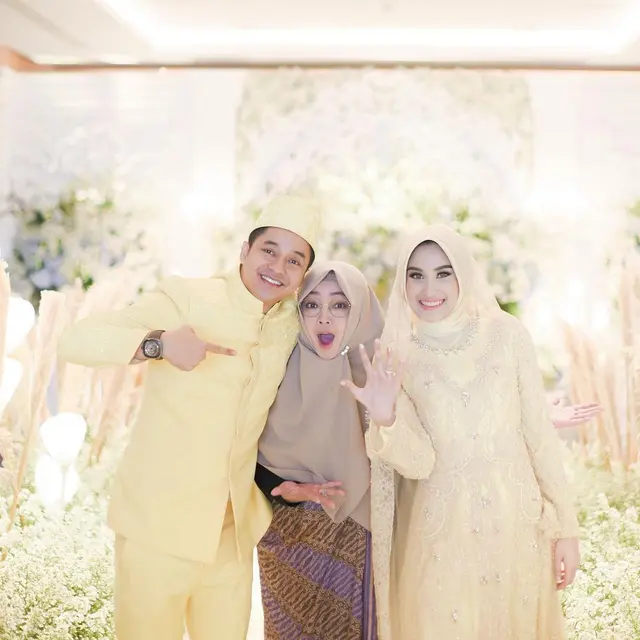 Pasangan yang Menikah Menggunakan Jasa WO Rina Gunawan. (Sumber: Instagram/adlyfairuz)