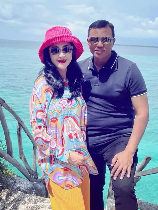 <p>Pedangdut itu mengaku pindah ke Bali sejak bulan Puasa tahun ini. Karena sang suami belum mendapatkan asrama, bersama keluarga memilih tinggal di kos-kosan yang dekat dengan Polda. [Instagram/uutpermatasari]</p>