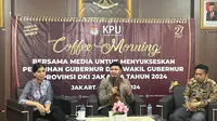 Ketua Divisi Data dan Informasi KPU DKI Jakarta Fahmi Zikrillah (tengah) saat menghadiri acara Coffee Morning Menyukseskan Pemilihan Gubernur dan Wakil Gubernur Provinsi DKI Jakarta di Kantor KPU DKI, Jakarta Pusat, Senin (22/7/2024). (Liputan6.com/Winda Nelfira)