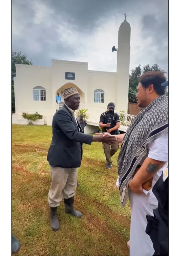 8 Potret Ivan Gunawan Kunjungi Masjid Miliknya di Uganda, Tempuh Perjalanan Jauh