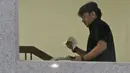 Mantan Vice President Management PT Garuda Indonesia, Albert Burhan menuju ruang penyidik gedung KPK untuk menjalani pemeriksaan di Gedung KPK, Jakarta, Kamis (15/3). (Liputan6.com/Herman Zakharia)