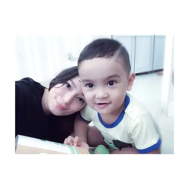 7 Momen Asmirandah Momong Putra Donnie Eks Ada Band, Bak Anak Kandung