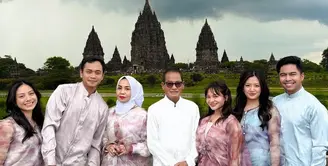 Amel Carla mudik ke Yogyakarta, bersama anggota keluarga perempuannya, ia tampak kompak mengenakan outer bermotif dipadukan bawahan warna senada. [@amelcarla]