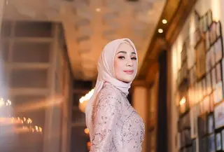 Pemilik nama lengkap Rien Wartia Trigina itu tampil begitu anggun dengan dress warna merah muda. Penampilan Erin Taulany terlihat begitu berkelas dan elegan di hari ulang tahunnya.(Liputan6.com/IG/@erintaulany)