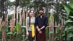Devina Aureel terlihat sangat cantik saat mengenakan kebaya bersama dengan kekasihnya, Wafda Saifan. Terkait penampilan, keduanya memang selalu tampil kompak di berbagai kesempatan. Wajar apabila keduanya selalu dianggap netizen sebagai pasangan yang serasi. (Liputan6.com/IG/@devinaureel)