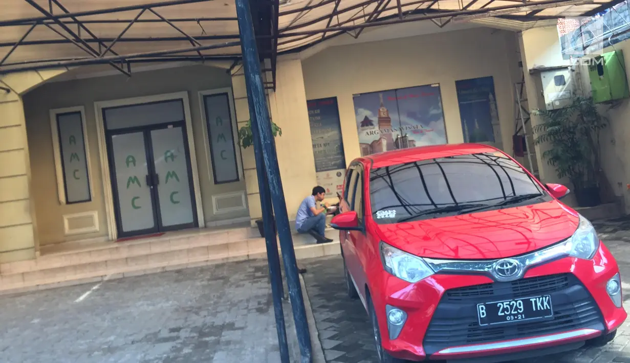 Sebuah mobil terparkir di halaman Klinik Azzahra Medical Center, Cawang, Jakarta, Jumat (10/11). Klinik itu ditutup sejak peristiwa dokter Letty Sultri yang tewas ditembak sebanyak 6 kali oleh suaminya, dokter Helmi. (Liputan6.com/Immanuel Antonius)