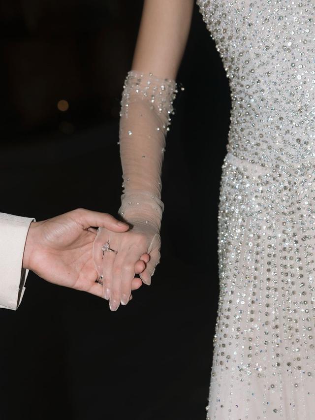 6 Pesona Elegan Pevita Pearce Resmi Menikah dengan Crazy Rich Malaysia, Kenakan Gaun Pengantin Bertabur 70.000 Kristal