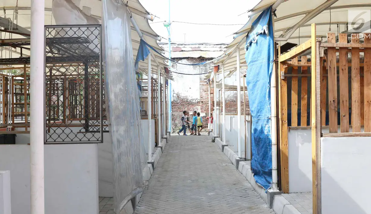 Anak-anak bermain di lapak pedagang yang kosong di Lokasi Binaan Taman Kota Intan, Jakarta, Senin (17/12). Sepinya pengunjung menyebabkan banyak lapak di kawasan relokasi PKL Kota Tua tersebut banyak yang kosong dan tutup. (Liputan6.com/Immanuel Antonius)