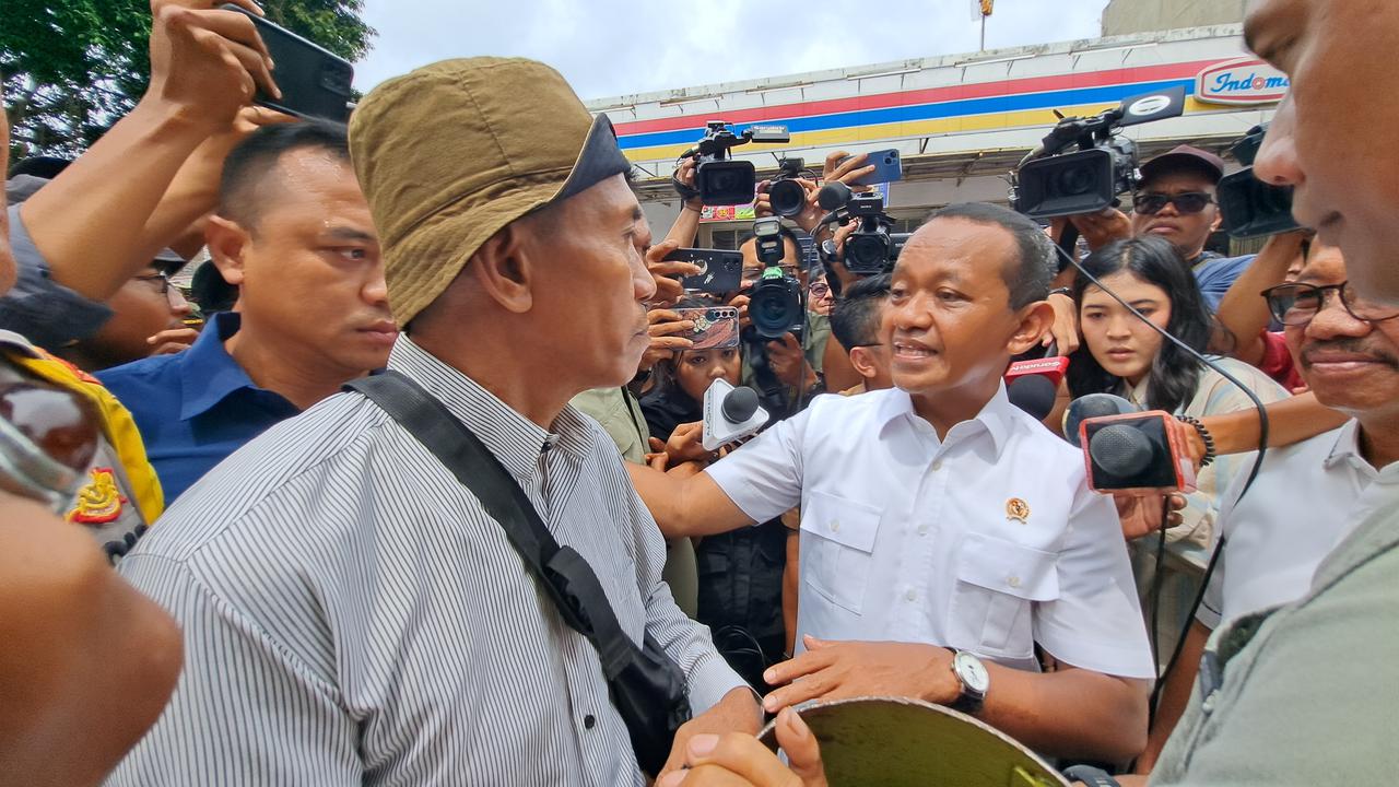 Kehadiran Menteri ESDM Bahlil Lahadalia, diwarnai aksi protes warga yang mengaku kesulitan mencari LPG 3 Kg selama sepekan terakhir, di Tangerang, Selasa (4/2/2025).