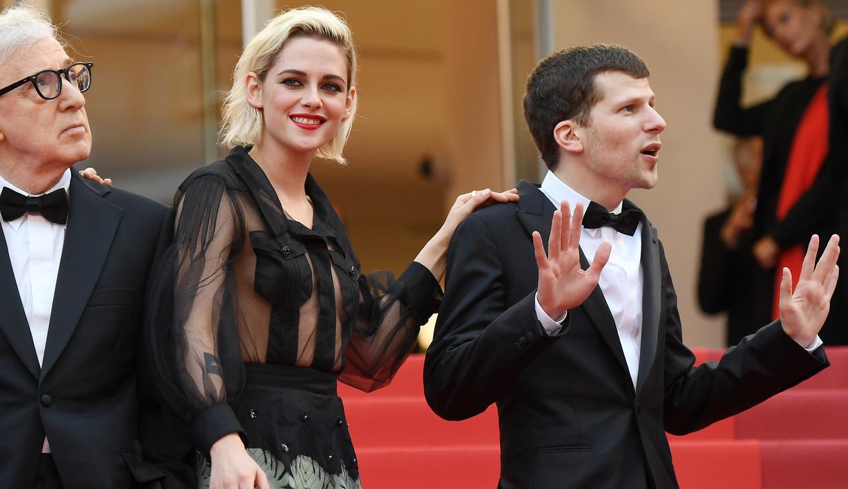 Aktris Kristen Stewart foto bersama dengan direktur US Woody Allen dan aktor Jesse Eisenberg saat tiba dalam pembukaan Festival Film Cannes ke-69 di Cannes, Prancis selatan, Rabu (11/5/2016). (AFP PHOTO / Valery Hache)