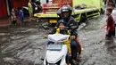 Banjir setinggi paha orang dewasa itu membuat sepeda motor tidak bisa melintas. (Liputan6.com/Angga Yuniar)