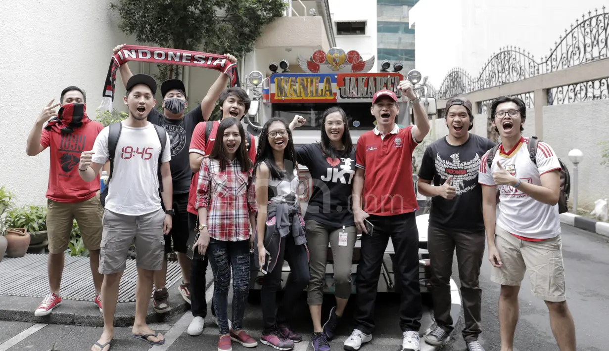 Aksi Suporter Merah-Putih yang tinggal di Filipina saat memberi dukungan untuk Timnas Indonesia melawan Thailand pada laga AFF Suzuki Cup 2016 di Philippine Sports Stadium, (19/11/2016).  (Bola.com/Nicklas Hanoatubun)