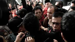 Kader PDIP Adian Napitupulu, Masinton Pasaribu bersama massa PDIP terlibat saling dorong dengan petugas keamanan saat hendak masuk ke Gedung KPU, Jakarta, Selasa (17/7). (Merdeka.com/ Iqbal S. Nugroho)