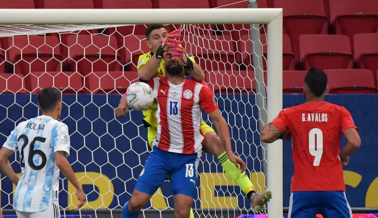 Copa America 2021 akhirnya menjadi kejuaraan besar pertama Emiliano Martinez sebagai kiper utama timnas Argentina. Emiliano Martinez sukses menjaga gawang Argentina tidak kebobolan dalam tiga dari lima penampilannya di Copa America 2021. (Foto: AFP/Nelson Almeida)