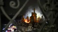 Asap dan api membubung dari Katedral Dormition, kompleks Ortodoks Kyiv Pechersk Lavra setelah serangan rudal Rusia di ibu kota Ukraina, Kyiv, Senin 15 Juni 2026, di tengah invasi Rusia. (Genya Savilov/AFP)