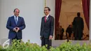 Presiden Joko Widodo berbincang dengan Presiden Republik Arab Mesir Abdel Fattah Al Sisi dihalaman belakang Istana Merdeka, Jakarta, Jumat (4/9/2015). Kunjungan tersebut terkait kerjasama birateral Indonesia dengan Mesir. (Liputan6.com/Faizal Fanani)