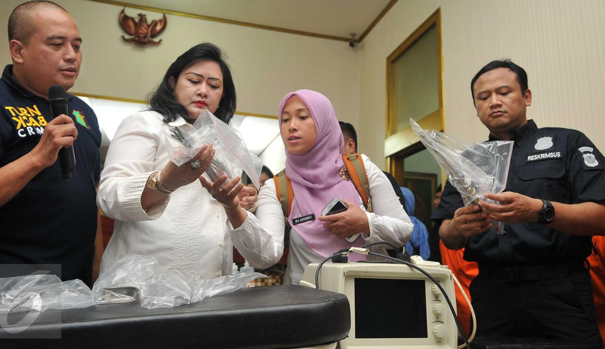 Petugas saat menjelaskan sejumlah alat bukti dalam penggerebekan dua klinik aborsi ilegal di kawasan Cikini, Jakarta, Rabu (24/2). Sebanyak 9 orang diduga pelaku praktik aborsi sekitar 5.400 janin bayi diamankan petugas. (Liputan6.com/Gempur M Surya)