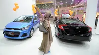 Perempuan Arab Saudi mengunjungi showroom mobil khusus wanita di kota pelabuhan Laut Merah, Jeddah, Kamis (11/1). Showroom mobil khusus wanita akhirnya dibuka menyusul pencabutan larangan kaum perempuan untuk mengemudikan kendaraan. (Amer HILABI/AFP)