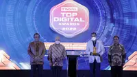Ilham Akbar Habibie, Ketua Tim Pelaksana Dewan TIK Nasional (kedua dari kiri) di acara penghargaan Top Digital Awards 2022.