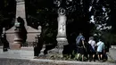 Turis mengunjungi pemakaman Pere Lachaise di Paris (22/7/2019). Pemakaman ini dikenal di seluruh dunia sebagai tempat peristirahatan orang-orang terkenal dari berbagai kalangan, mulai dari seniman, bintang film, musisi, politisi, pelukis, penulis, sampai ilmuwan. (AFP Photo/Philippe Lopez)