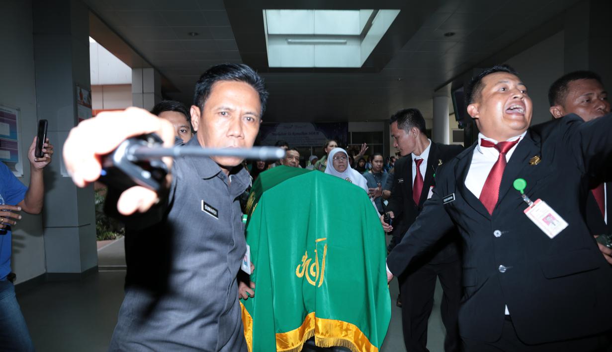 Luna Maya Ruben Onsu dan Zakia Gotik Dampingi Jenazah 