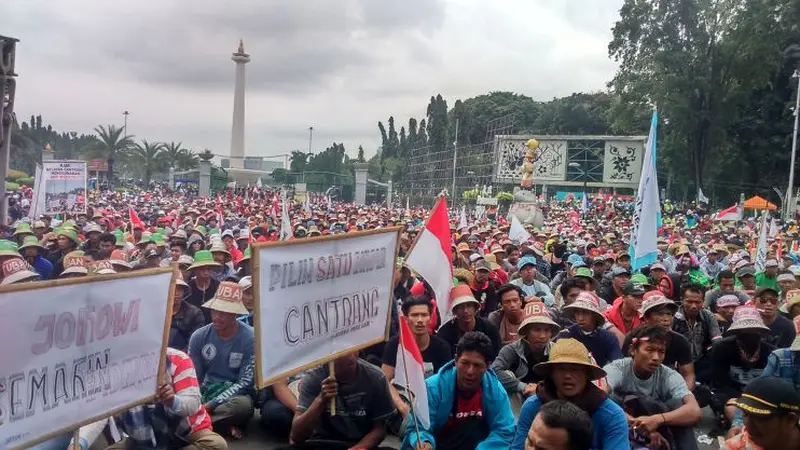 Ingin Legalkan cantrang, Aliansi Nelayan Indonesia (ANNI) melakukan aksi demo  di Taman Pandang Monumen Nasional (Monas) Jakarta, Rabu (17/1/2018). (Maulandy/Liputan6.com)