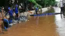 Petugas Dinas Sumber Daya Air melakukan perbaikan turap Kali Baru, Jakarta, Selasa (16/11/2021). Perbaikan turap sebagai antisipasi meluapnya aliran air yang menyebabkan banjir di kawasan tersebut. (Liputan6.com/Johan Tallo)