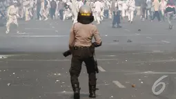 Aksi kejar-kejaran pun sempat terjadi antara aparat kepolisian dan FPI, Jakarta, (3/10/14). (Liputan6.com/Herman Zakharia) 