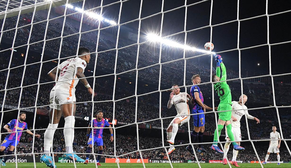 Pemain jebolan La Masia ini tampil gemilang dalam menjaga mistar gawang Galatasaray. Inaki Pena beberapa kali membuat sejumlah penyelamatan gemilang. (AFP/Lluis Gene)