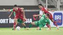 Pemain Timnas Indonesia U-23, Ilham Rio Fahmi (kiri) berusaha melewati adangan dua pemain Turkmenistan pada laga Kualifikasi Piala Asia U-23 2024 di Stadion Manahan, Solo, Selasa (12/09/2023). Timnas Indonesia berhasil melaju ke putaran final Piala Asia U-23 2024 setelah menang dengan skor 2-0 atas Turkmenistan. (Bola.com/Arief Bagus)