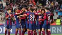 Pemain Barcelona merayakan gol yang dicetak Frenkie de Jong dalam laga melawan Getafe pada jornada 26 La Liga Spanyol, Sabtu (24/2/2024) malam WIB. (LLUIS GENE / AFP)