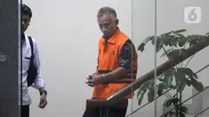 Tersangka kasus dugaan suap ijon proyek di lingkungan Pemerintah Kabupaten Bekasi, HM Kunang berjalan keluar Gedung Merah Putih Komisi Pemberantasan Korupsi, Jakarta, Rabu (8/4/2026). (Liputan6.com/Helmi Fithriansyah)